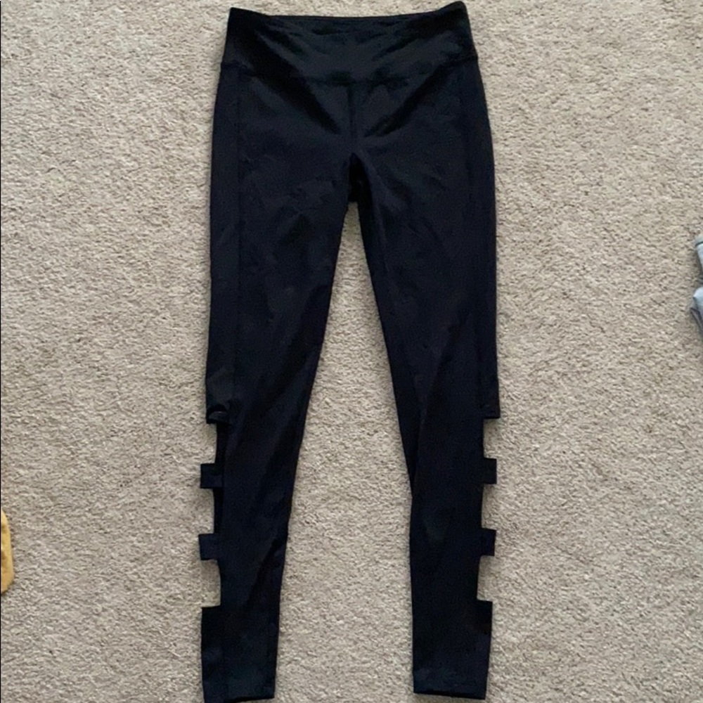 Leggings with cut out